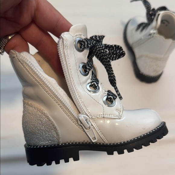 Cynthia Rowley Toddler White and Black Lace-Up Boots Size 5 - Picture 5 of 10
